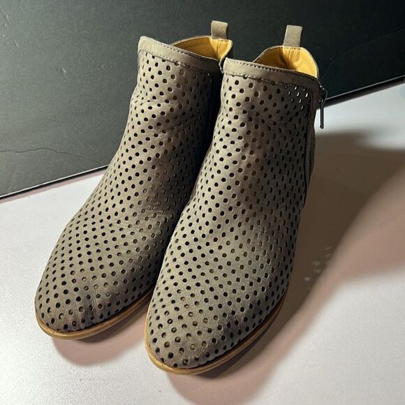 Lucky Brand Light Mocha Booties 9.5 EUC. SH115 - Picture 2 of 6